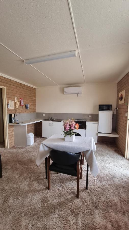 קורווה Lone Pine Motel מראה חיצוני תמונה