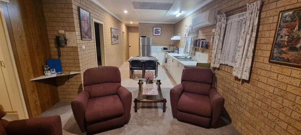 קורווה Lone Pine Motel מראה חיצוני תמונה