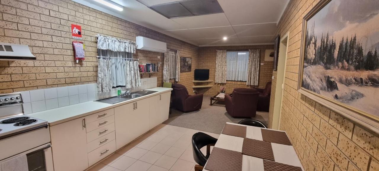 קורווה Lone Pine Motel מראה חיצוני תמונה